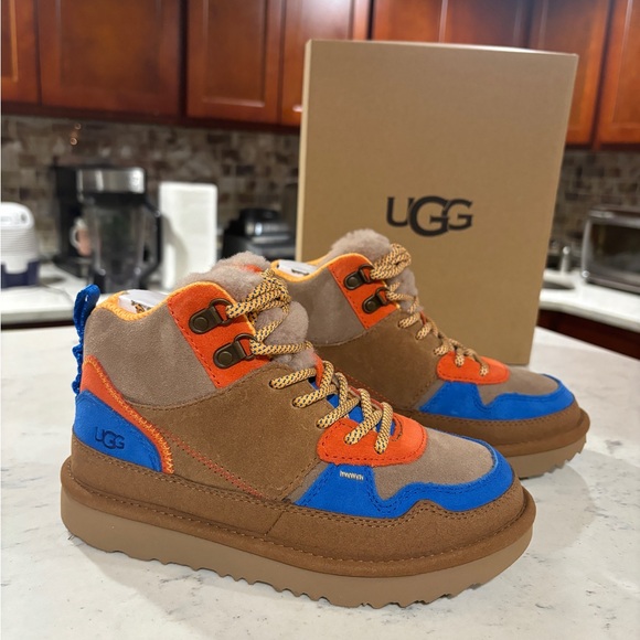 UGG Highland Hi Heritage Suede Hiking Sneaker Kid's Sizes Classic Chestnut 2Y/3Y - Picture 7 of 9